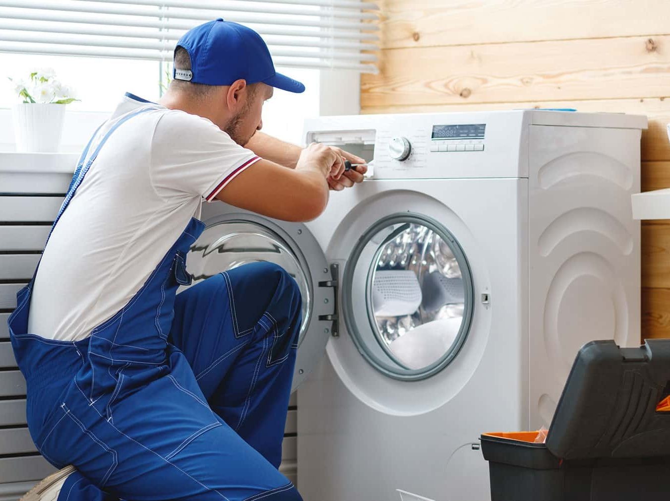 Técnico reparando electrodoméstico Balay en Cuéllar